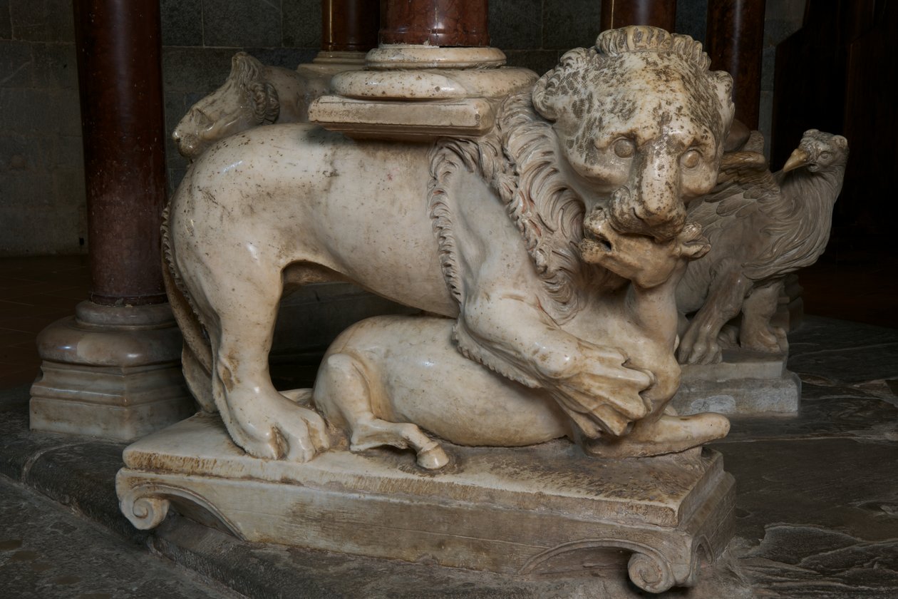 Lejon, på predikstolen i kyrkan Sant