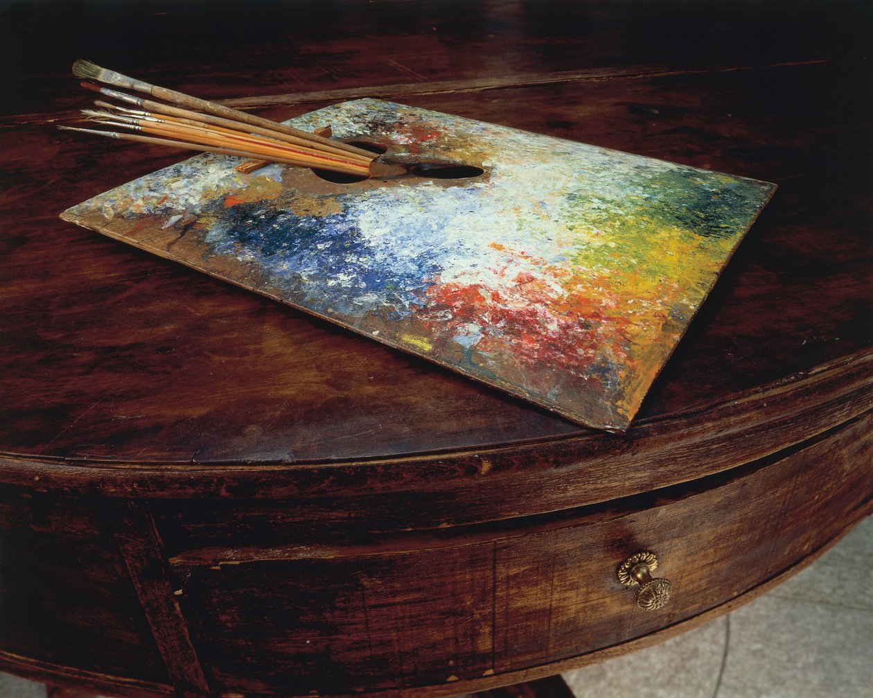 Målarens palett som användes i hans verkstad vid Malojapasset, Schweiz, av Giovanni Segantini (1858-1899). av Giovanni Segantini