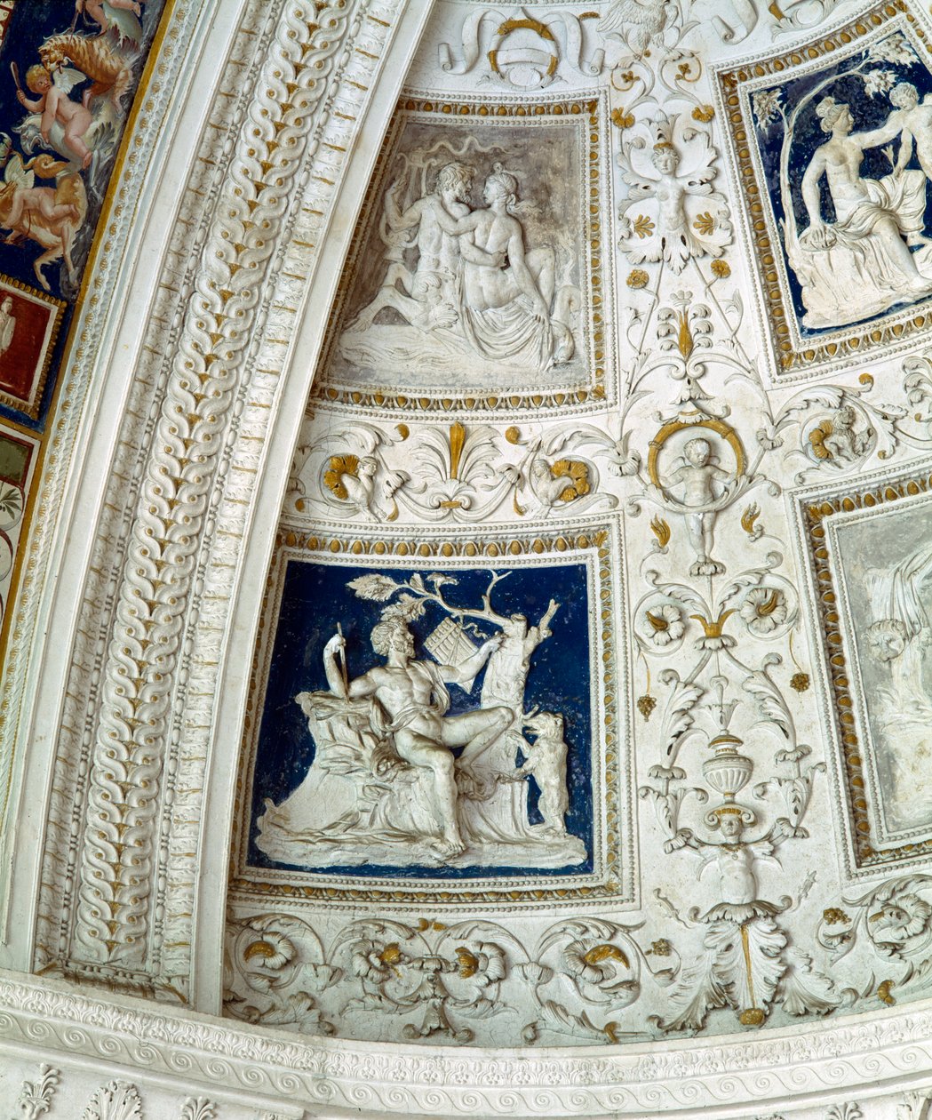 Loggian, detalj av valvet dekorerad med mytologiska reliefpaneler, stuckatur från 1520-talet av Giovanni da Udine