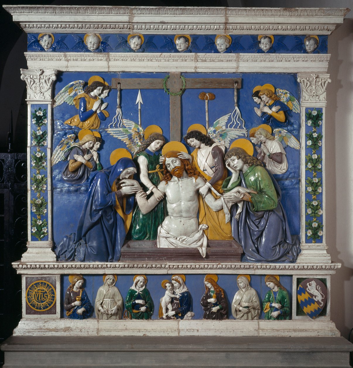 Avsättningen av Jesus i den heliga graven med jungfrun och Johannes evangelist Representation av symboler för passionen: piskor, törnekrona och svamp indränkt i vinäger (posca). Högreliefkeramik av Giovanni della Robbia (1469-1529) cirka 14 av Giovanni della Robbia