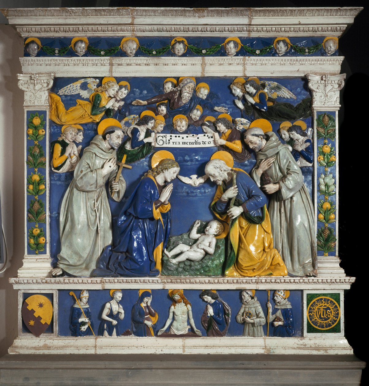 Födelsekyrkan med Saint Francois av Assisi och Saint Anthony av Padua (san antonio di padova) Representation av den heliga treenigheten med Gud, Jesus Kristus och den helige Andes duva. Högreliefkeramik av Giovanni della Robbia (1469-1529) ca 1485 Dim av Giovanni della Robbia