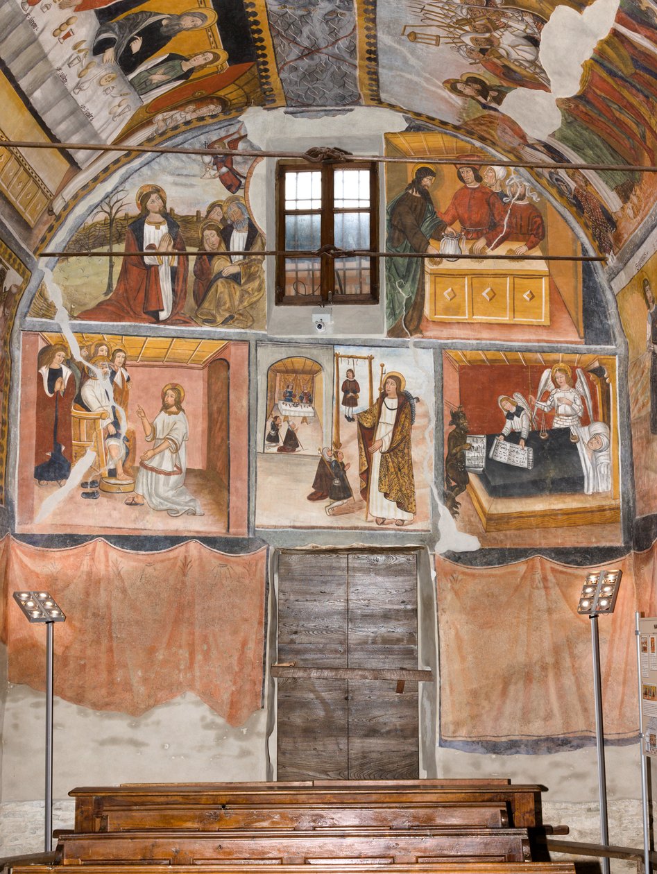 Huvuddörren till Botoneri-kapellet med målningar som skildrar Kristi lidande av Giovanni di Cherasco Botoneri