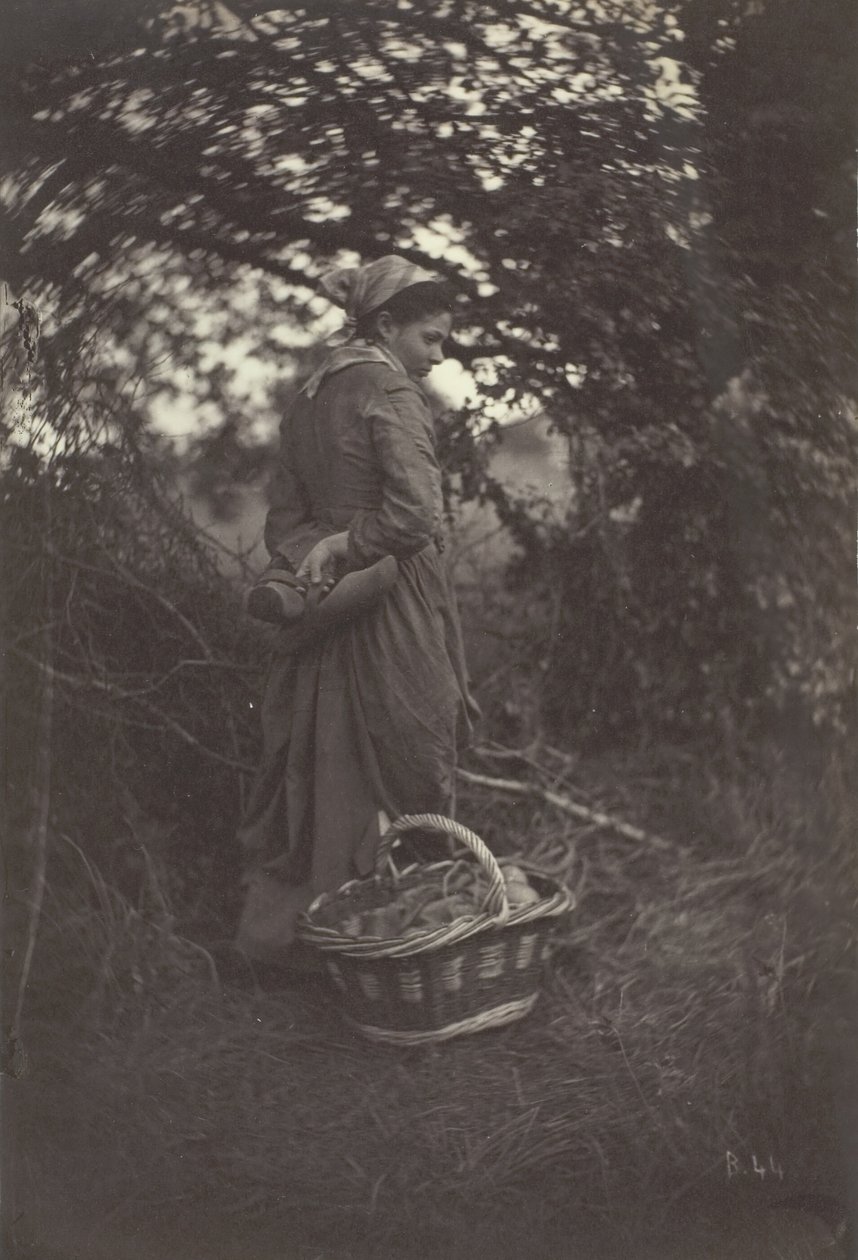 Kvinna som står med korg på marken, 1870. av Giraudon
