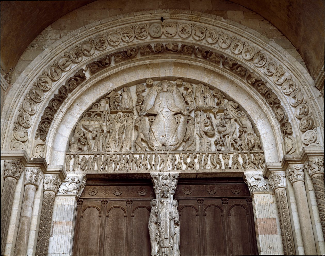 Romansk konst: Tympan skulpterad som representerar den sista domen. Skulptur av mästare Gislebertus (ca 1130-1140). Cathedrale Saint-Lazare (Saint Lazare av Gislebertus