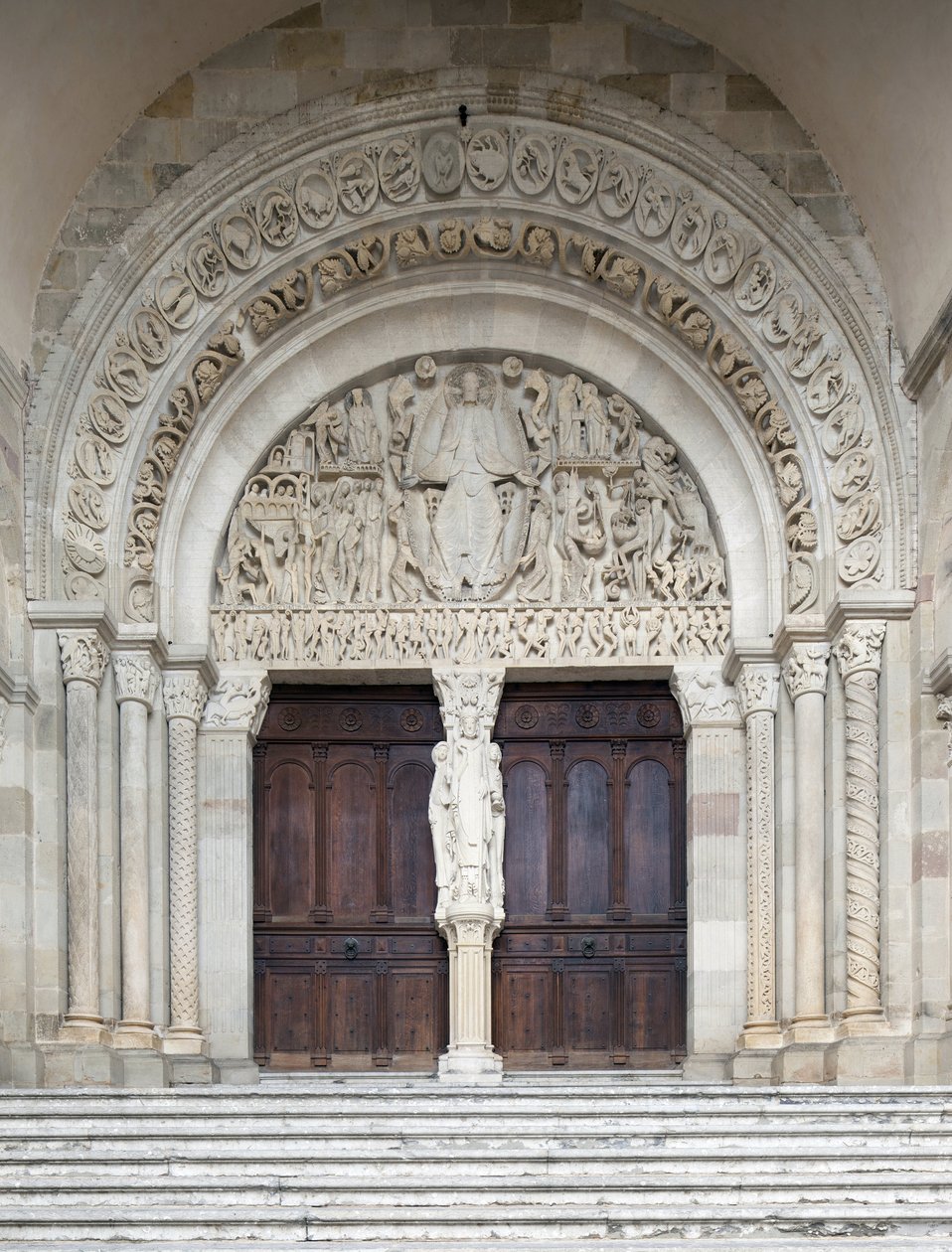Den sista domen, centralportalen till Saint-Lazare-katedralen, Autun, Frankrike av Gislebertus