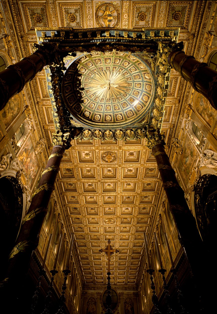 Utsikt över taket med trälådor markerade och dora av Giuliano da Sangallo (1445 cirka 1516) och stort altare tillverkat av arkitekten Ferdinando Fuga (1699-1781). Basilikan Santa Maria Maggiore (Holy Mary Major), Rom. av Giuliano Giamberti da Sangallo