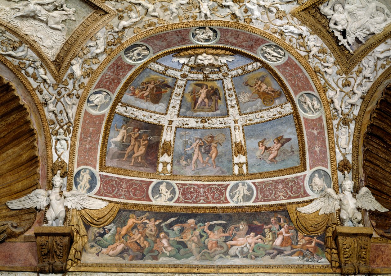 Camera delle Aquile, takdetalj som visar en fris av en strid mellan tritoner och kentaurer, en lunett ovanför som visar mytologiska scener och en ram av stuckaturdekoration, fresk från 1528 och st av Giulio Romano