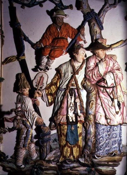 Salon Chino (kinesiskt rum) detalj som visar figurer av ett kinesiskt par och lekande barn, 1769 (porslin) (se även 93237, 93239) av Giuseppe Gricci