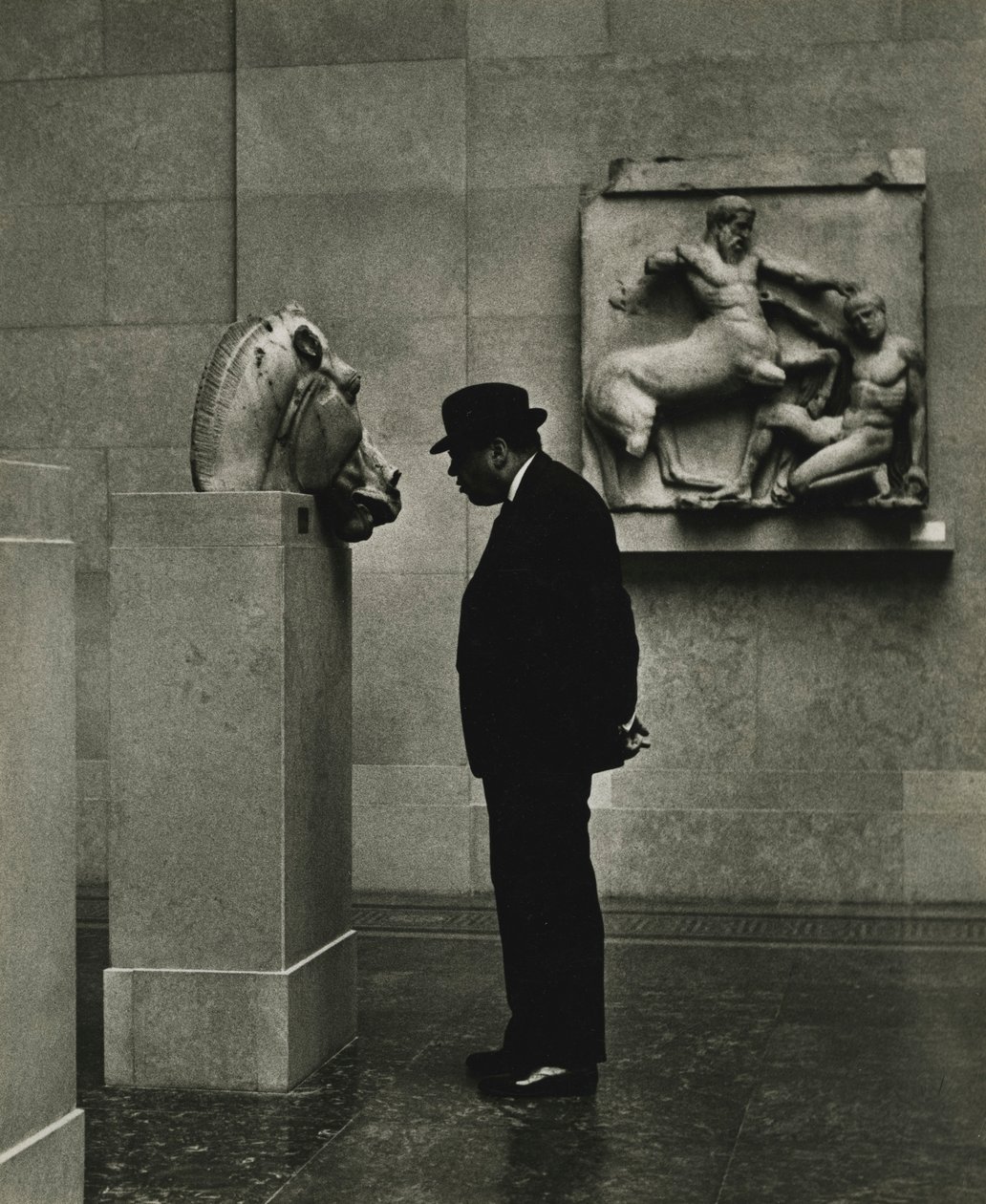 Man tittar på bilder på British Museum, London 1950-talet. av Godfrey Macdominic