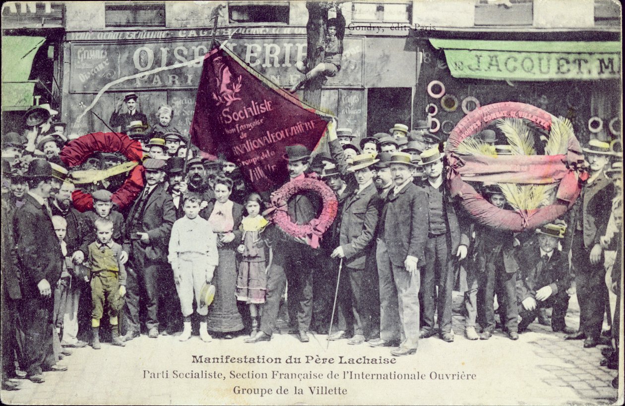 Demonstration i Pere-Lachaise för minnet av Pariskommunen, av socialistpartiet, franska sektionen av International Workingmens Association, gruppen La Villette, 1 maj 1908 (färgad av Gondry