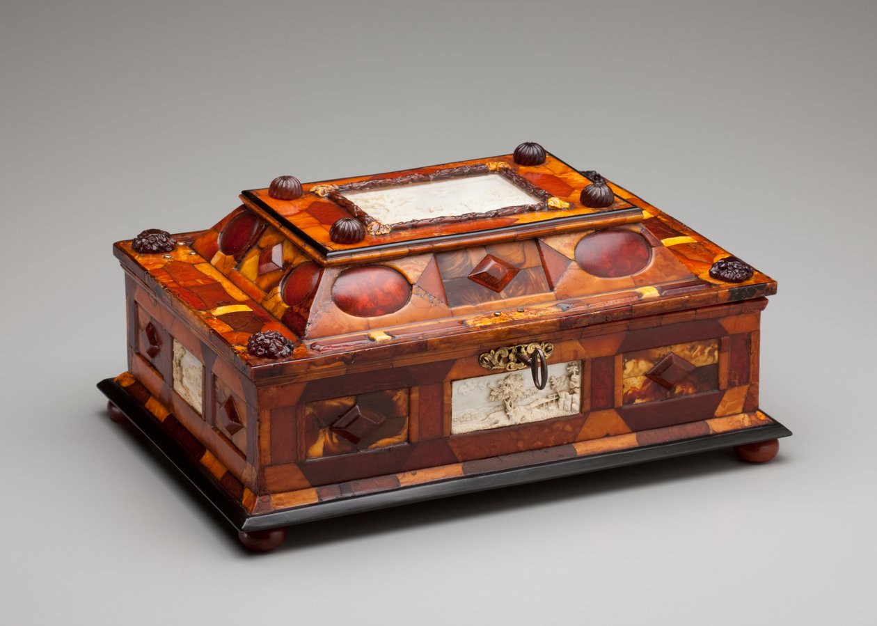 Hövligt bärnstensskrin, ca 1695 (bärnsten, elfenben, trä, glas, mässing och sammet) av Gottfried Wolffram