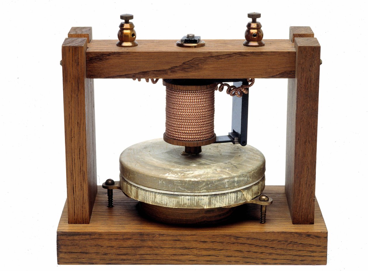 Graham Bells telefon användes för de första experimenten 1875. av Graham Bell