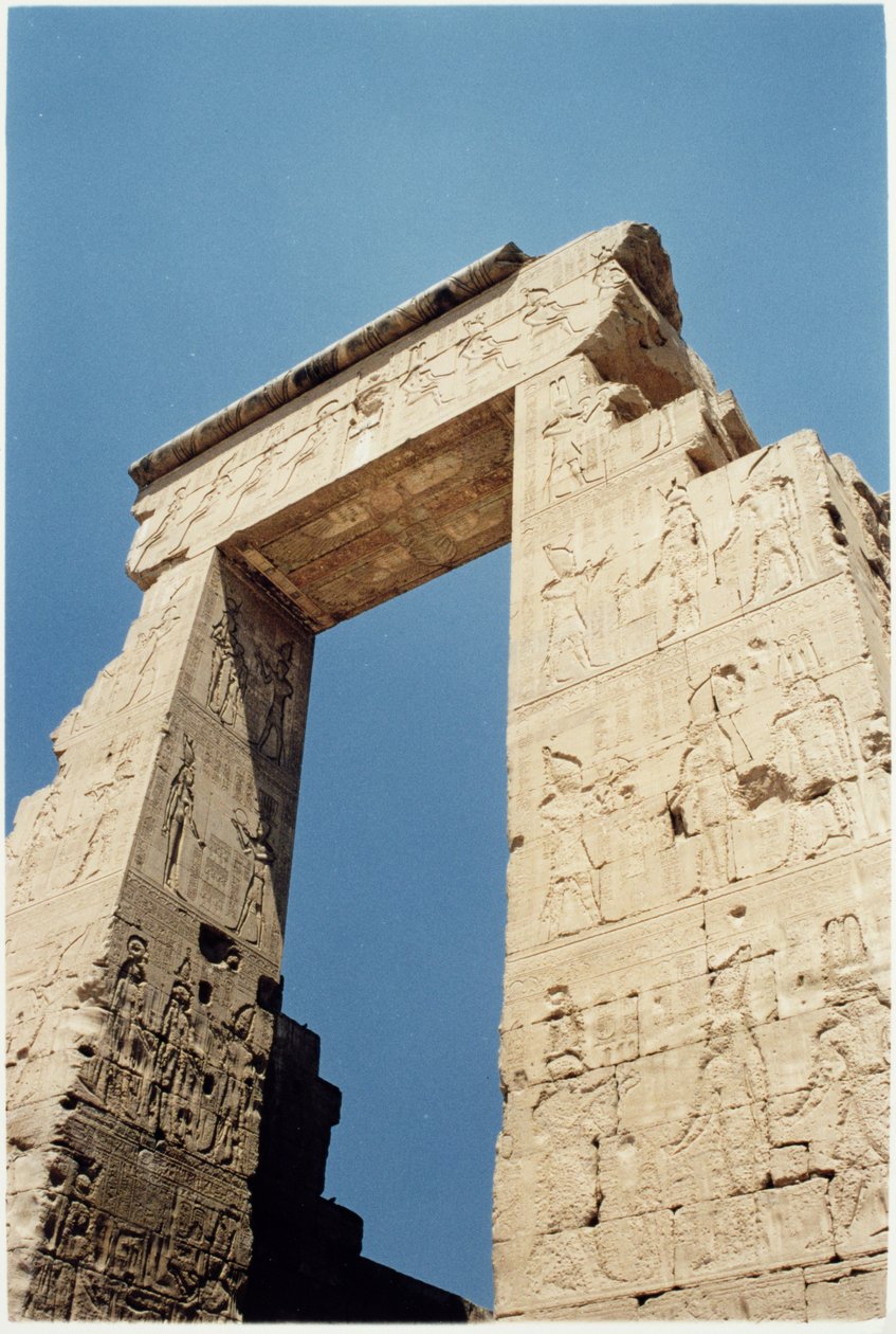 Pro-Pylon, eller norra porten, vid ingången till templet föreställande en farao som offrar till gudar, ca 125 f.Kr.-60 e.Kr. av Greco Roman