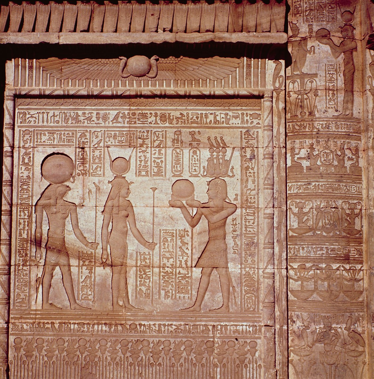 Relief som visar en farao som ger ett offer till Hathor och Horus, från det romerska födelsehuset, eller Mammisi, i Dendera, ca 125 f.Kr.-60 e.Kr. av Greco Roman