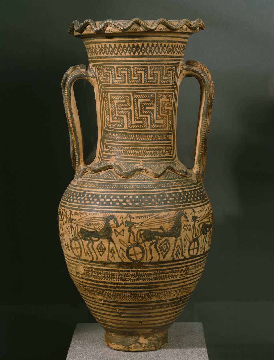 Attisk amfora, sen geometrisk II B-period (c.720-700 f.Kr.) (målad lera) (se även 346645) av Greek