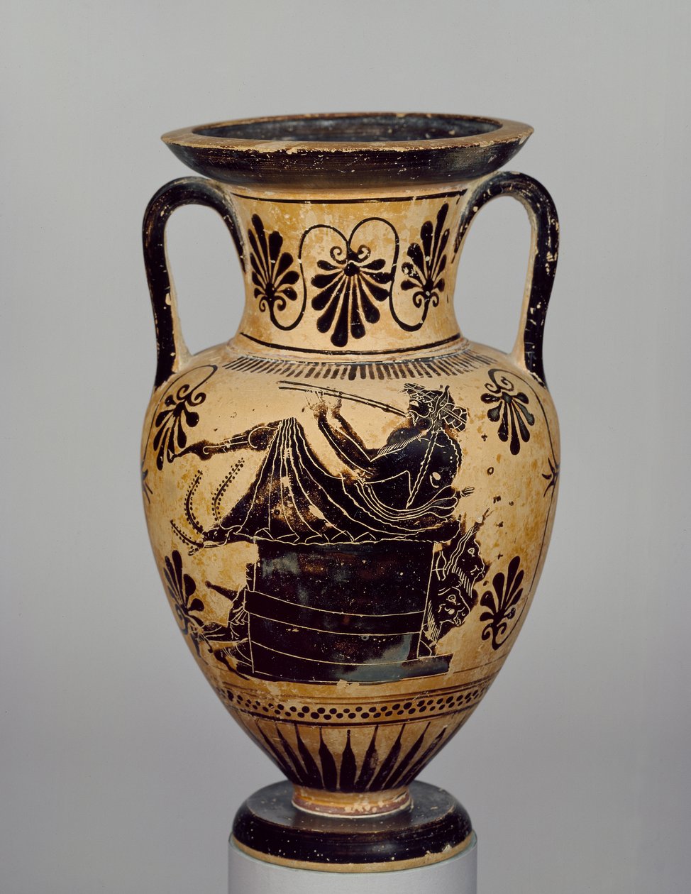 Attisk amfora med svart figur, en musiker som spelar pipor (keramik) (för baksidan se 103376) av Greek
