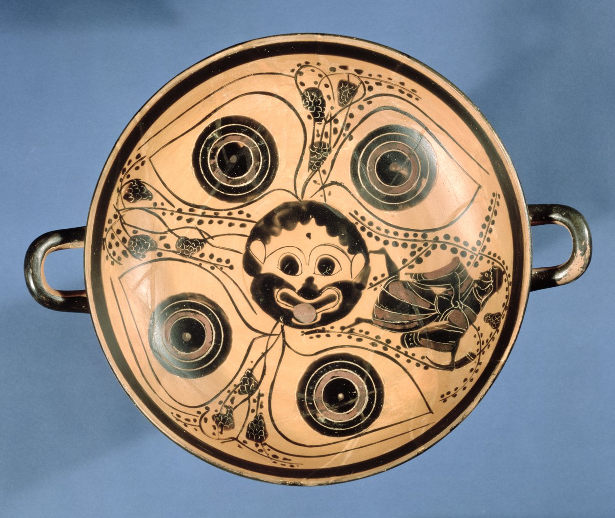 Attisk bägare med svart figur dekorerad med en tondo med gorgonhuvud omgiven av fyra ögon, ca 500 f.Kr. (keramik) av Greek