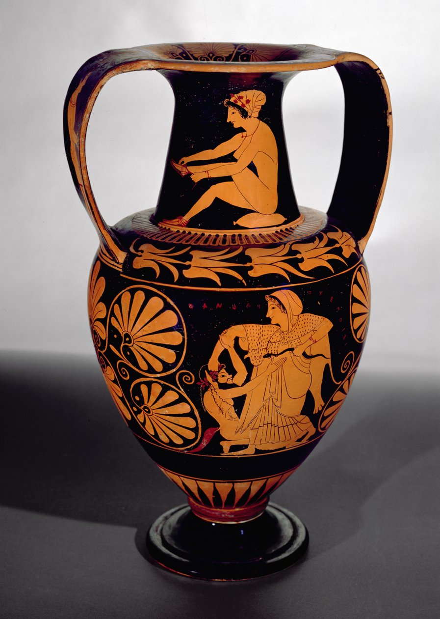 Attic rödfigur amfora föreställande en satyr som kämpar med en maenad, med en sittande kvinna som knyter sin sandal på halsen, gjord av Pamphaios och målad av Oltos, ca 510-500 f.Kr. (keramik) (se även 92572) av Greek