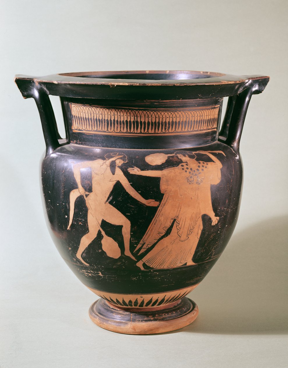 Attic röd figur kolonnkrater på svart bakgrund, dekorerad med figurer av Bacchante och Satyr (keramik) av Greek