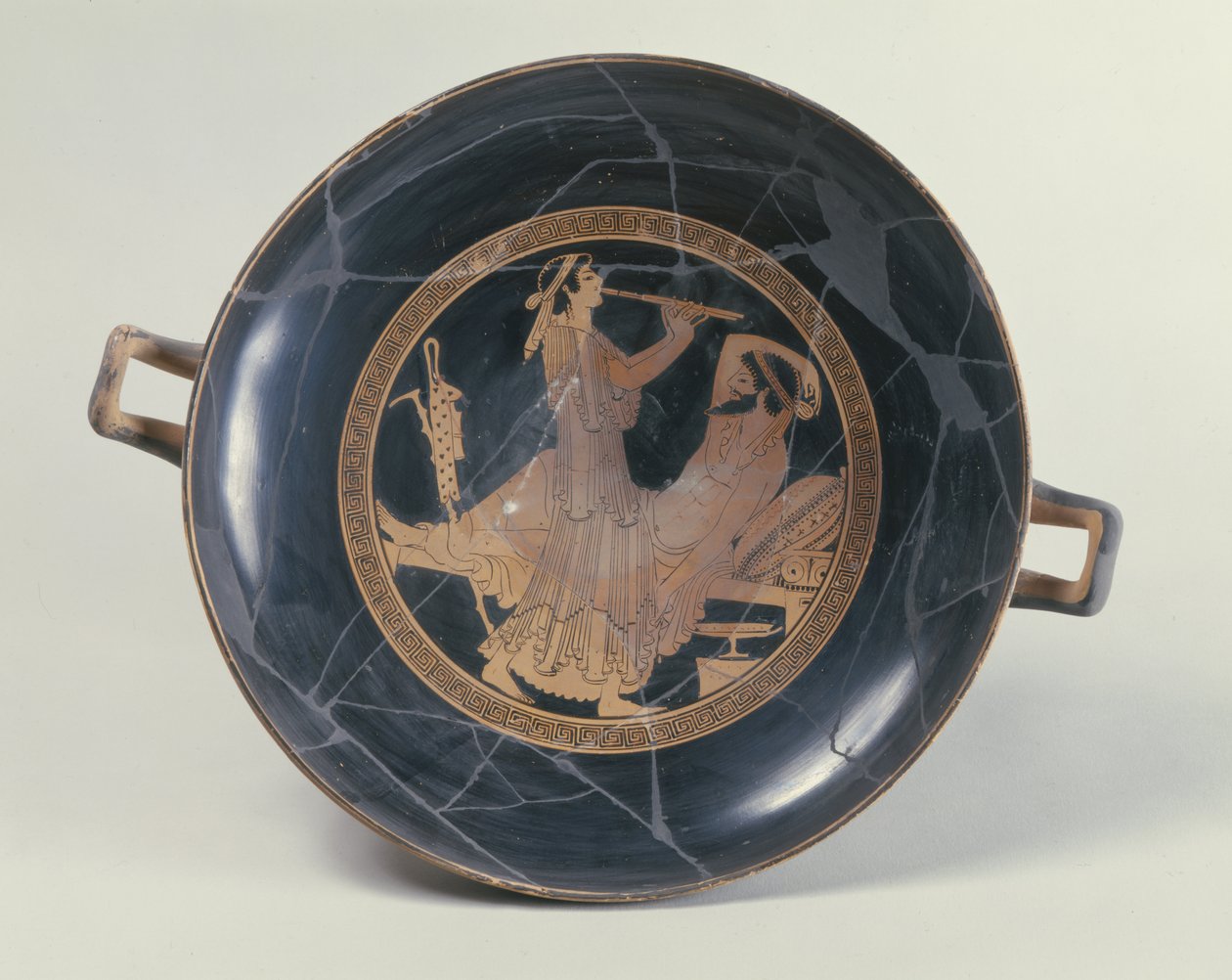 Attic röd-figur kopp föreställande en kvinna som spelar en dubbel flöjt (keramik) av Greek