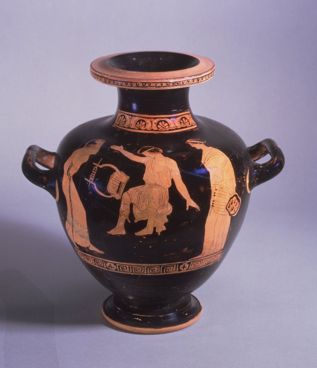 Attisk rödfigurig hydria, dekorerad med en scen där den thrakiska barden Thamyris berövas syn och röst, från Polygnotusgruppen, ca 440-420 f.Kr. (keramik) av Greek