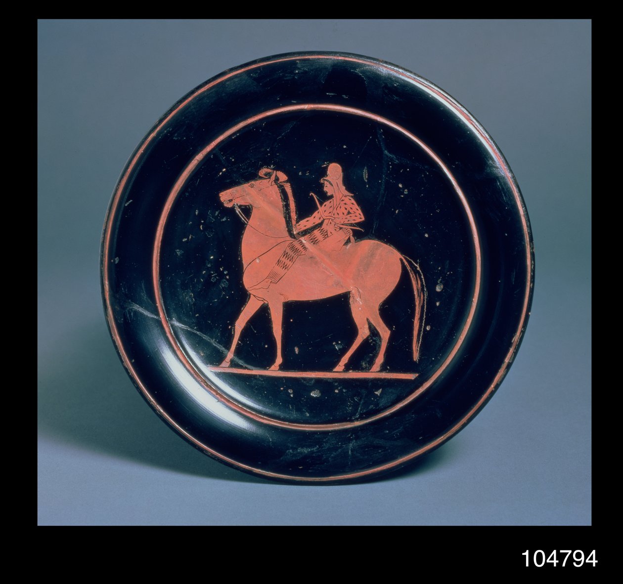 Attic röd-figur tallrik dekorerad med en bågskytt till häst, av Paseas, från Chuisi, c.520-510 f.Kr. (keramik) av Greek