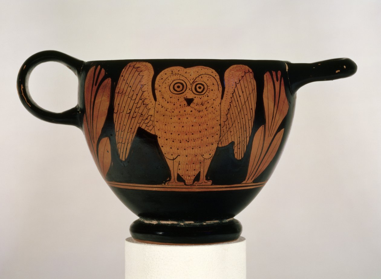 Attic röd-figur skyphos föreställer en uggla med utsträckta vingar (keramik) av Greek