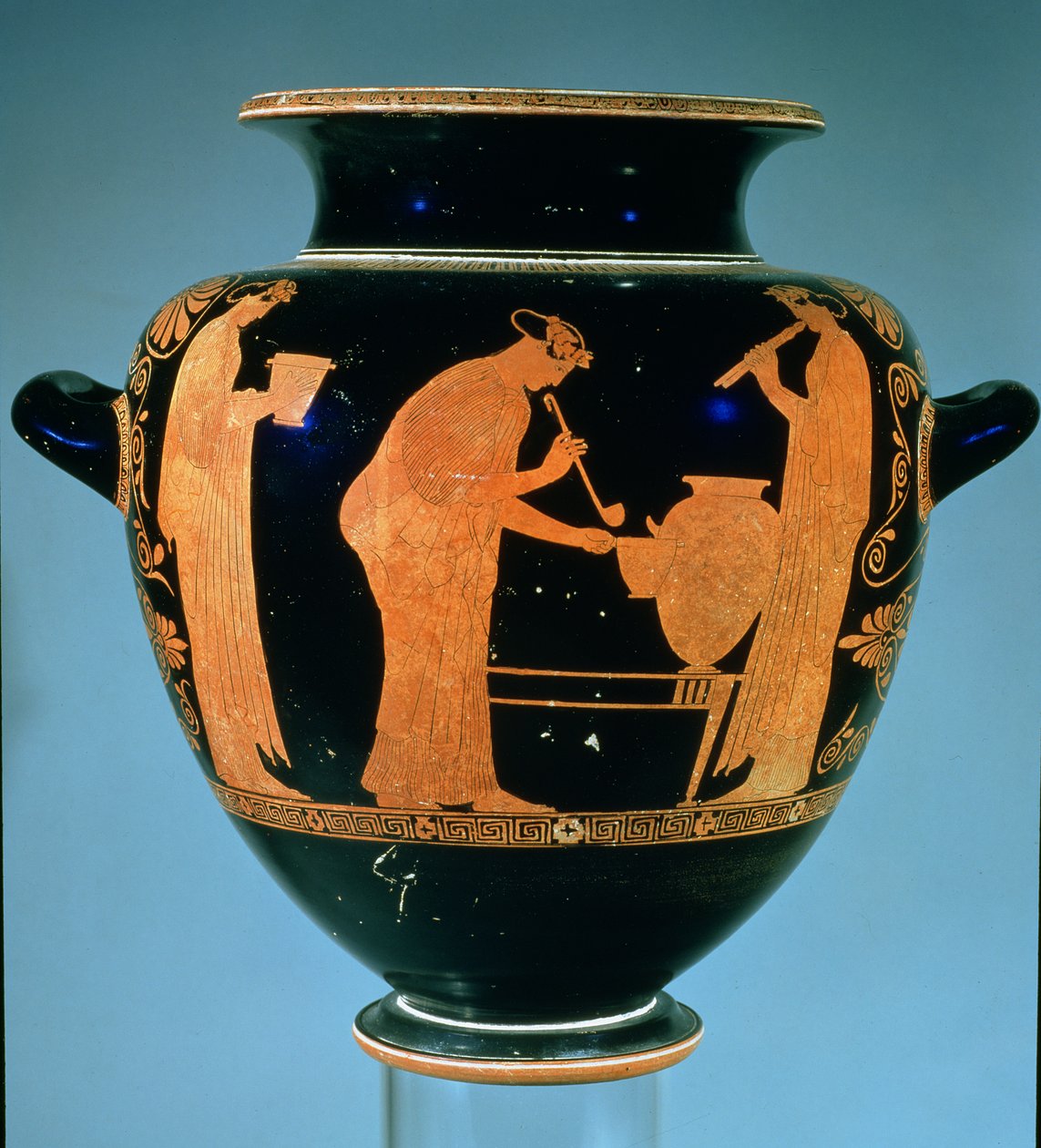 Attic röd-figur stamnos dekorerade med kvinnor som serverar vin och gör musik, av Villa Painter (keramik) av Greek