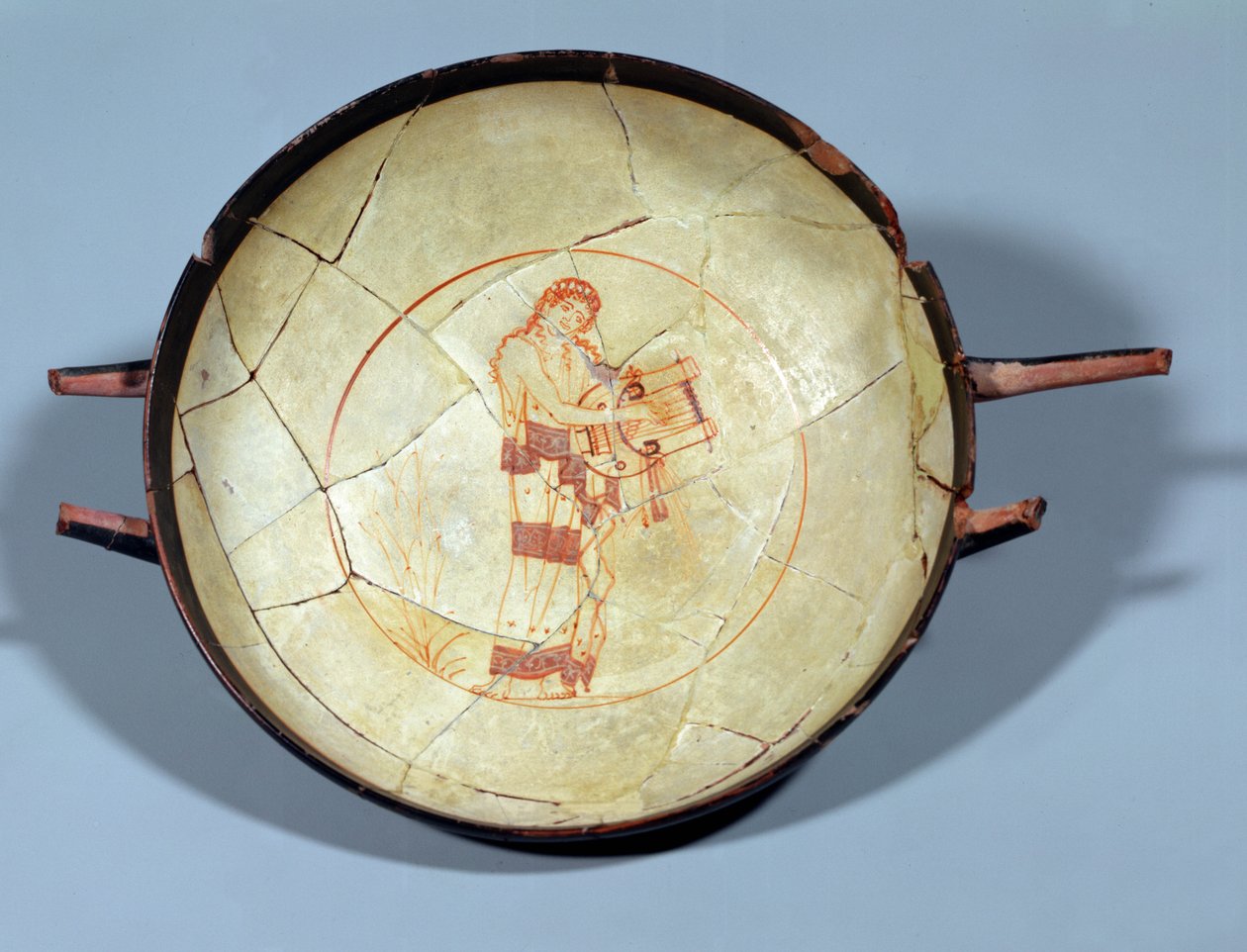 Bägare utan fot, stående musa som spelar på lyra, tillskriven Hesiod-målaren, vitgrund Attic period, c.470-460 f.Kr. (keramik) av Greek