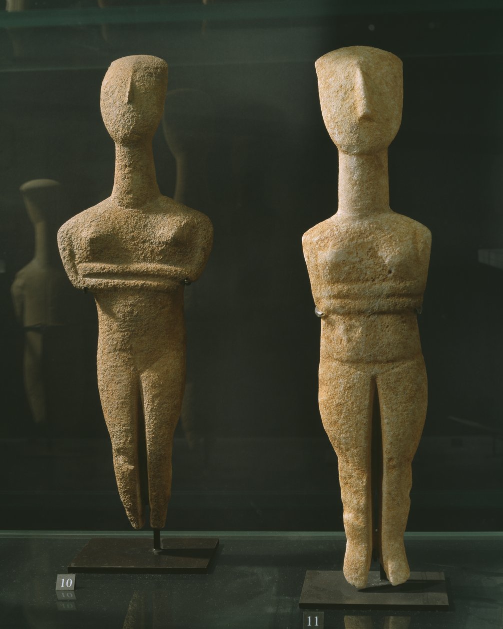 Kvinnliga figurer av typen "vikta armar" från Paros, tidig cykladisk II-period (2700-2300 f.Kr.) (marmor). av Greek