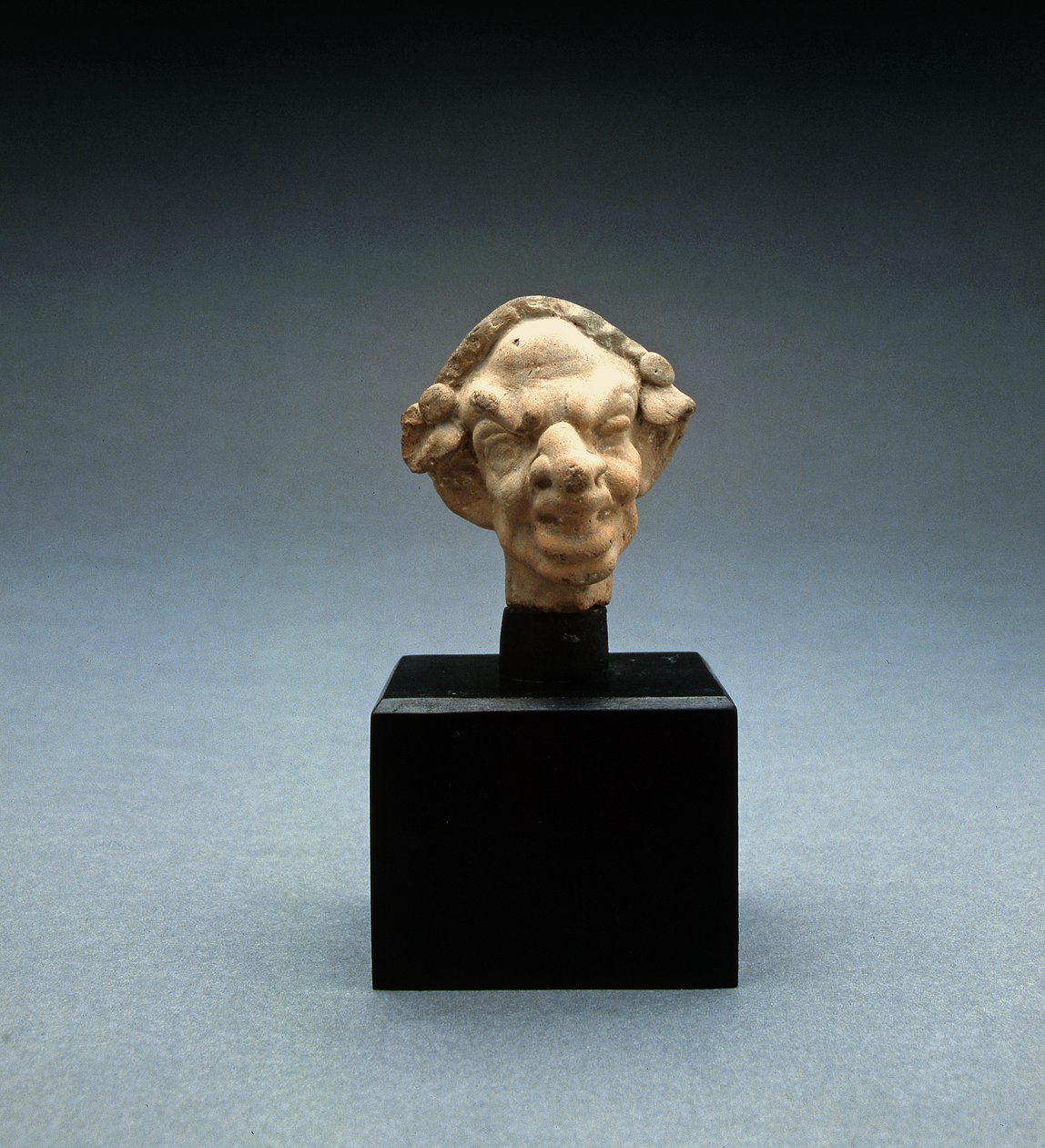 Groteskt huvud av en kvinna, 100 BC-100 AD (terrakotta) (se även 213319) av Greek