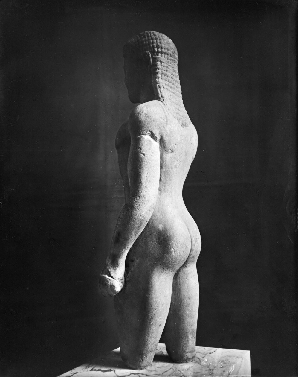 Kouros, från Paros, nära helgedomen Asklepios, ca 540 f.Kr. (marmor) (se även 154092) av Greek