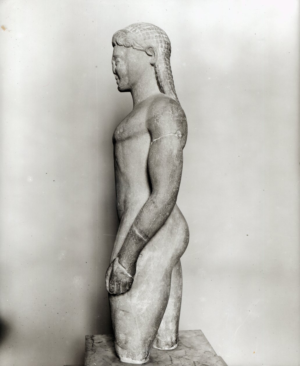 Kouros, från Paros, nära helgedomen Asklepios, ca 540 f.Kr. (marmor) (se även 154092, 164837-164838) av Greek