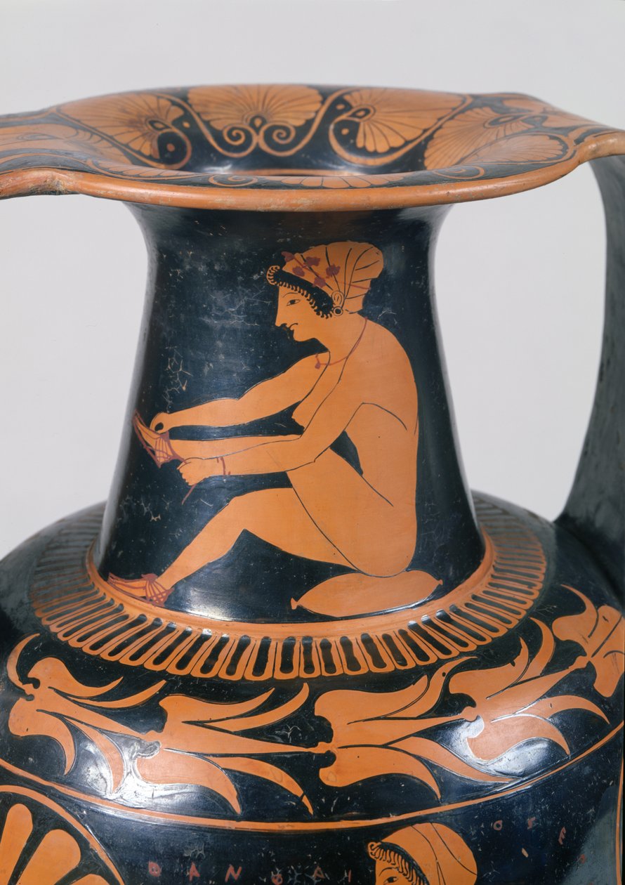 Halsen på en attisk rödfigurig amfora som föreställer en sittande kvinna som knyter sin sandal på halsen, tillverkad av Pamphaios och målad av Oltos, ca 510-500 f.Kr. (keramik) av Greek