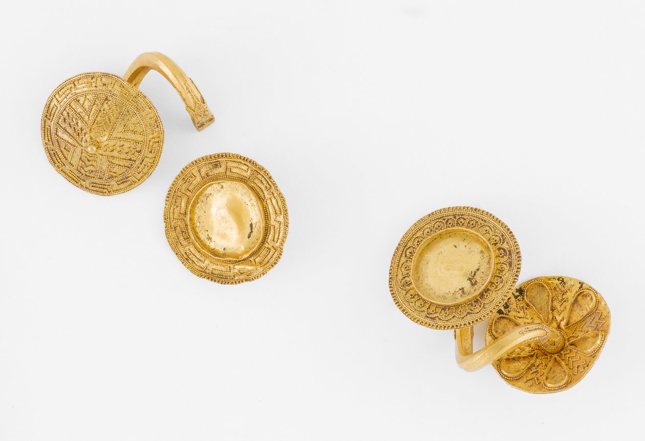 Ett par örhängen i spiralform, ca 700 f.Kr. (guld) av Greek