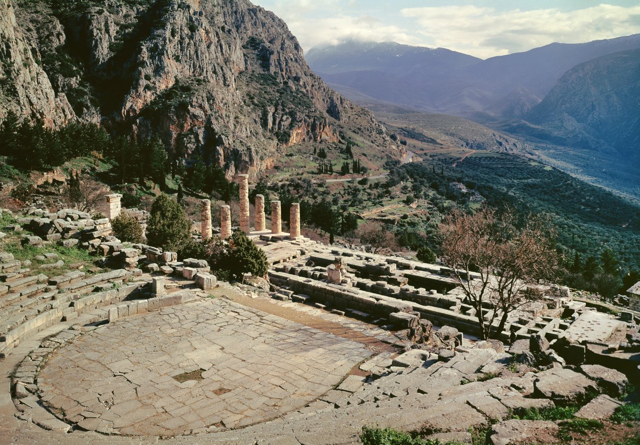 Panoramavy över den arkeologiska platsen med teatern vid Apollontemplet. av Greek