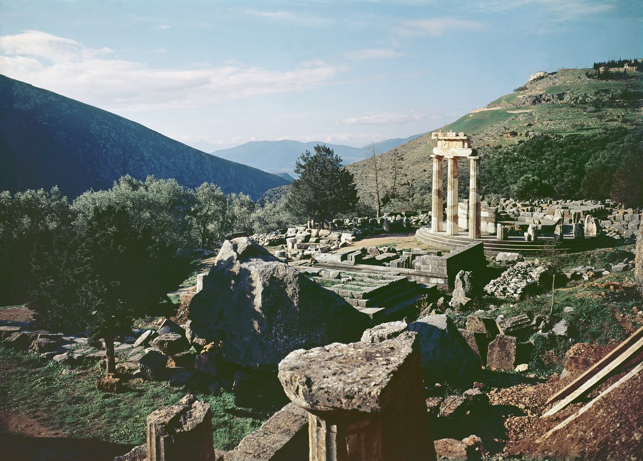 Panoramautsikt över platsen med tholotemplet vid Athena Pronaias helgedom av Greek