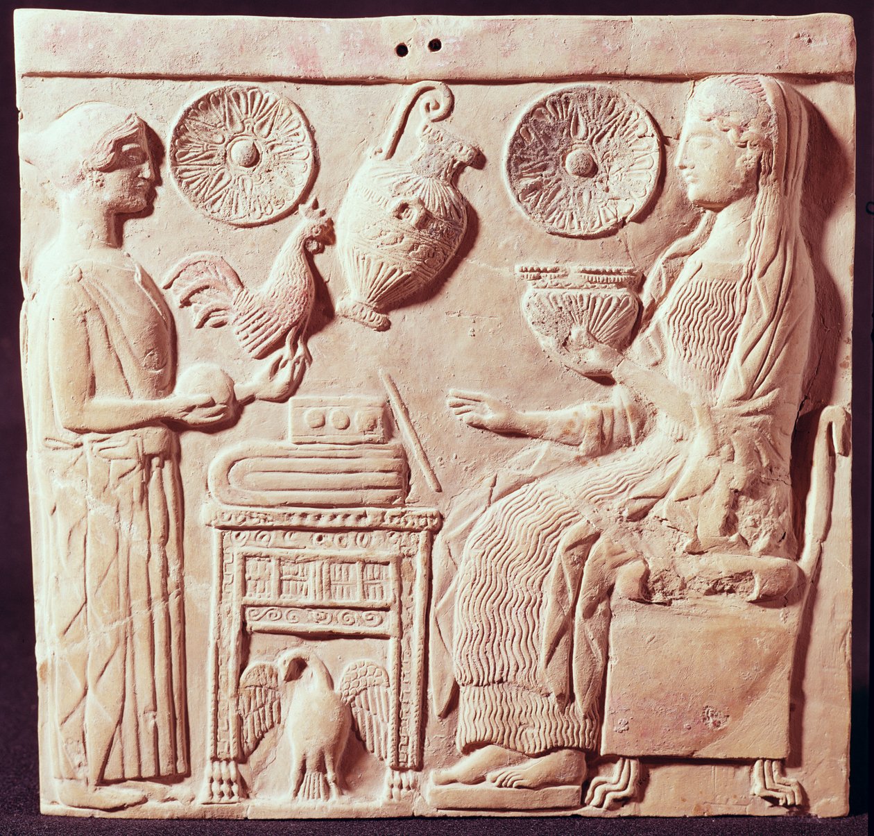 Tavla föreställande en kvinna som erbjuder gåvor till en sittande kvinna, från Locres, c.450 f.Kr. av Greek