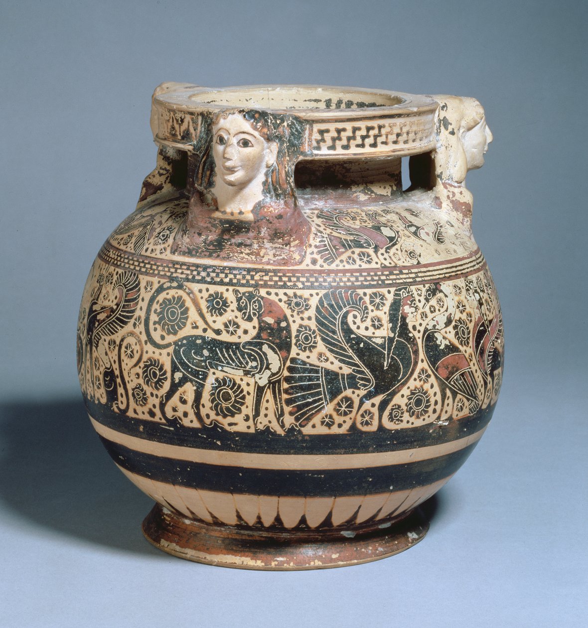 Pyxis användes som en ask-urna och dekorerad med rader av gripar, svanar och sirener Mellankorintiska perioden, c.600-575 f.Kr. (keramik) av Greek