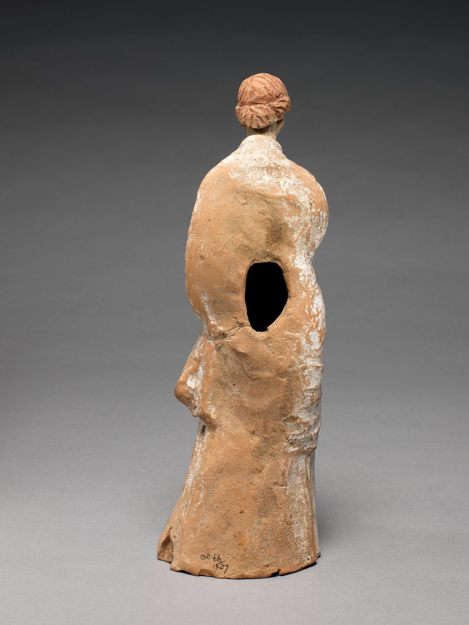Statyett av en kvinnlig figur (lera) (för framsidan se 427628) av Greek