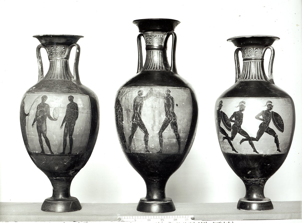 Tre panathenaiska amforor föreställande en idrottare som tar emot en trofé, boxare och idrottare, 580-520 f.Kr. (keramik) av Greek