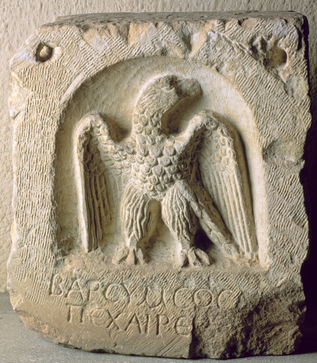 Gravsten med figuren av en örn (kalksten) av Greek