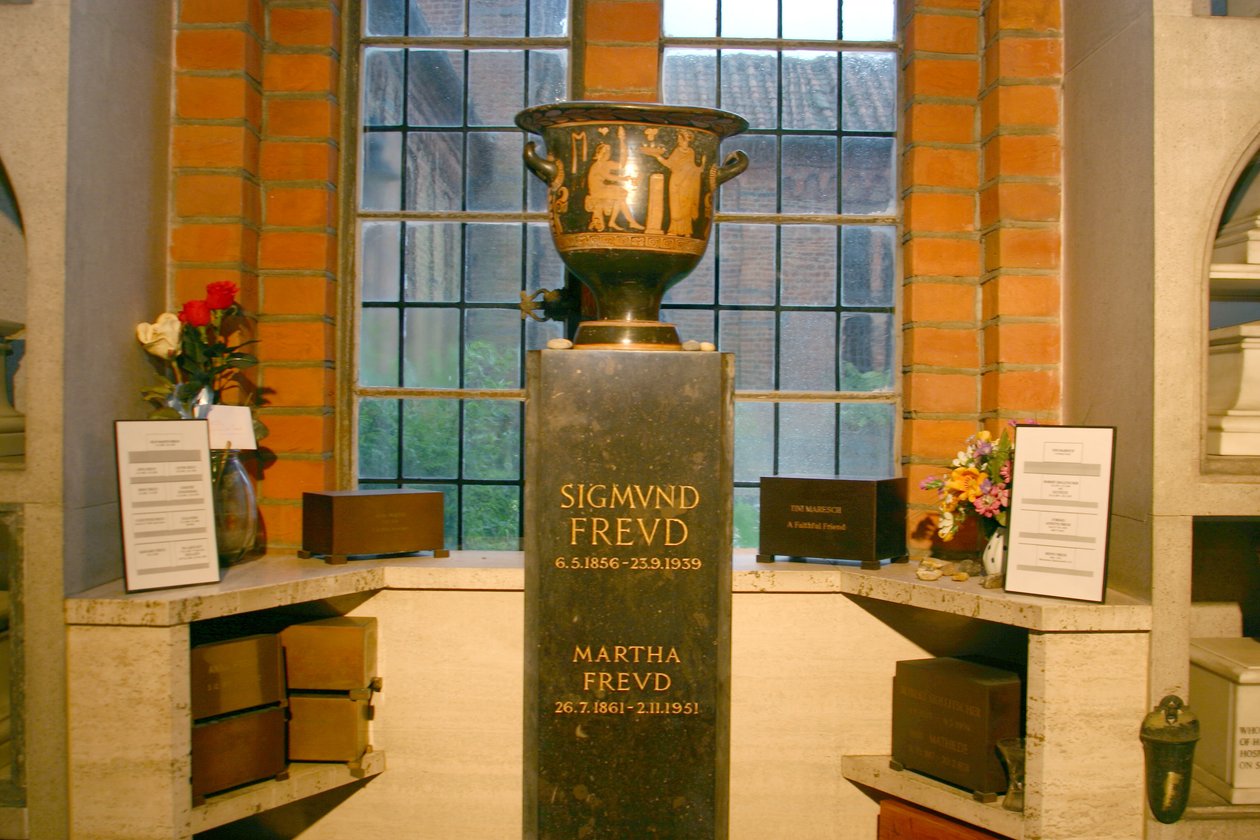 Urna som innehåller askan efter Sigmund (1856-1939) och Martha Freud (1861-1951) i Columbarium av Greek
