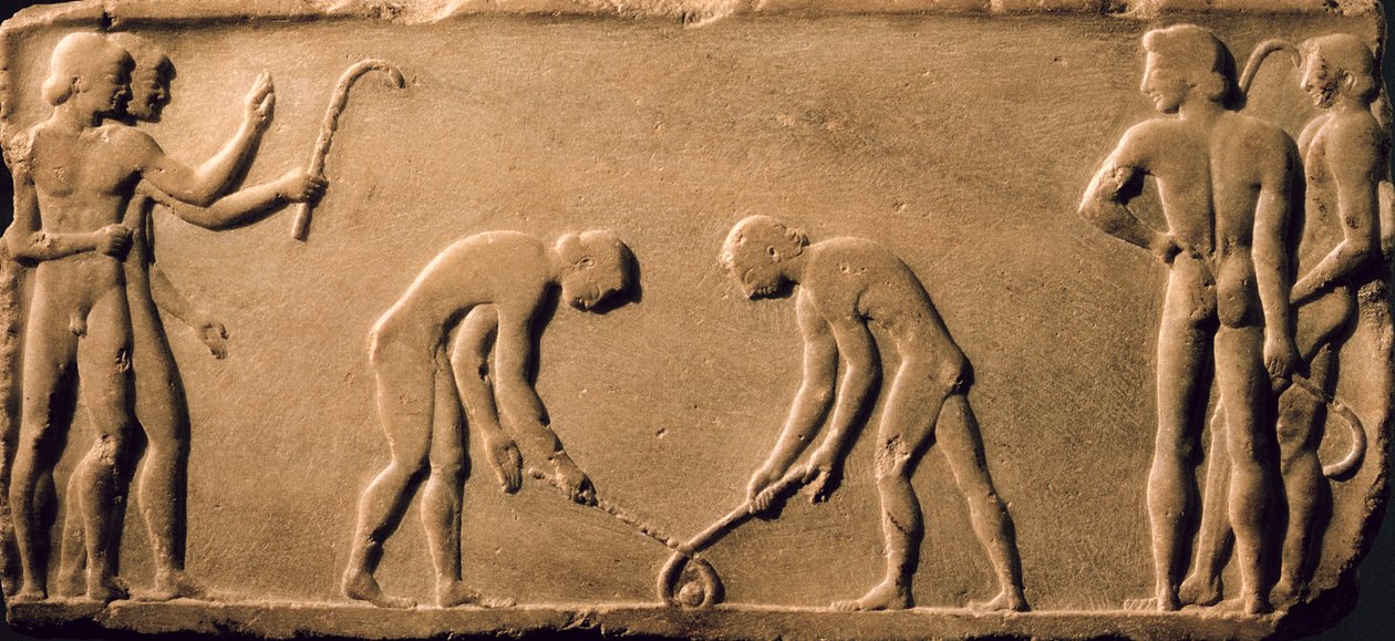 Unga män som leker med pinnar och en boll, från en statybas som hittades på Dipylon-kyrkogården, Aten, ca 510 f.Kr. (marmor) (se även 60008 och 60010-11) av Greek