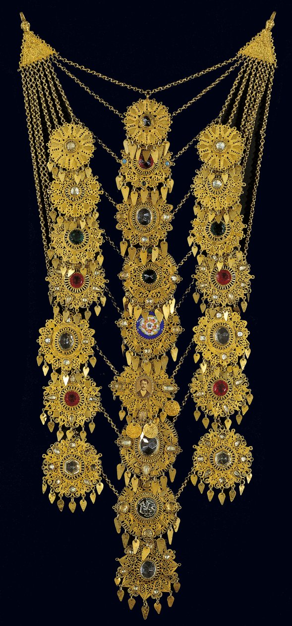 Pectoral kedja som bärs av en brud, från Attiki (förgyllda silver, filigran, turkos & glasädelstenar) av Greek School