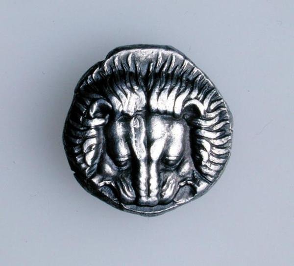 Tetradrachm of Samos, Ionia, föreställande hårbotten på ett lejon, ca 390 f.Kr. (framsida) (silver) (för baksidan se 168077) av Greek School