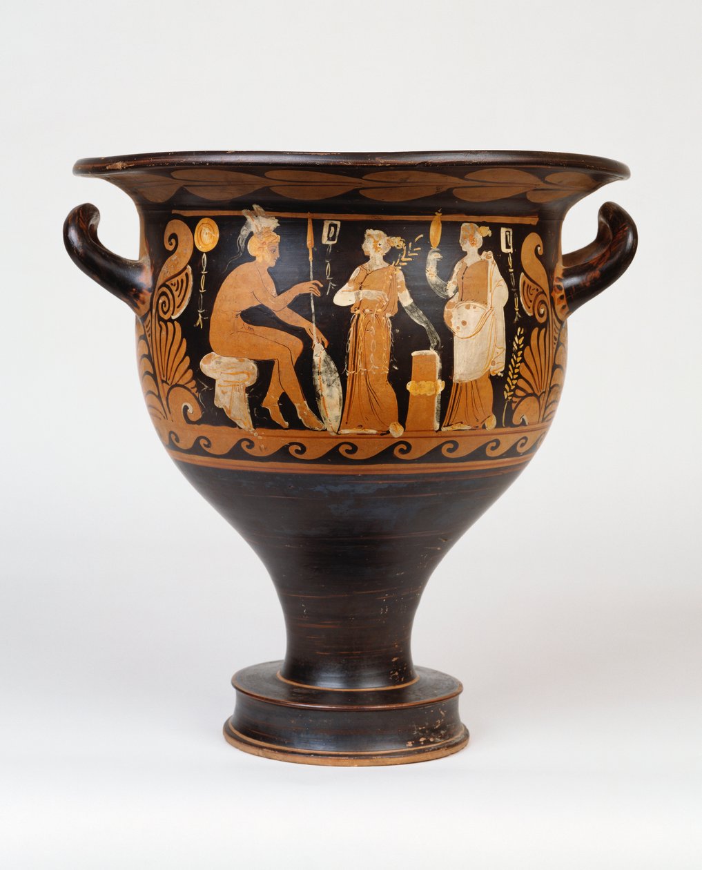 En kampansk klockkrater av Ca-målaren föreställande en sittande krigare och två kvinnor, 300-talet f.Kr. av Greek