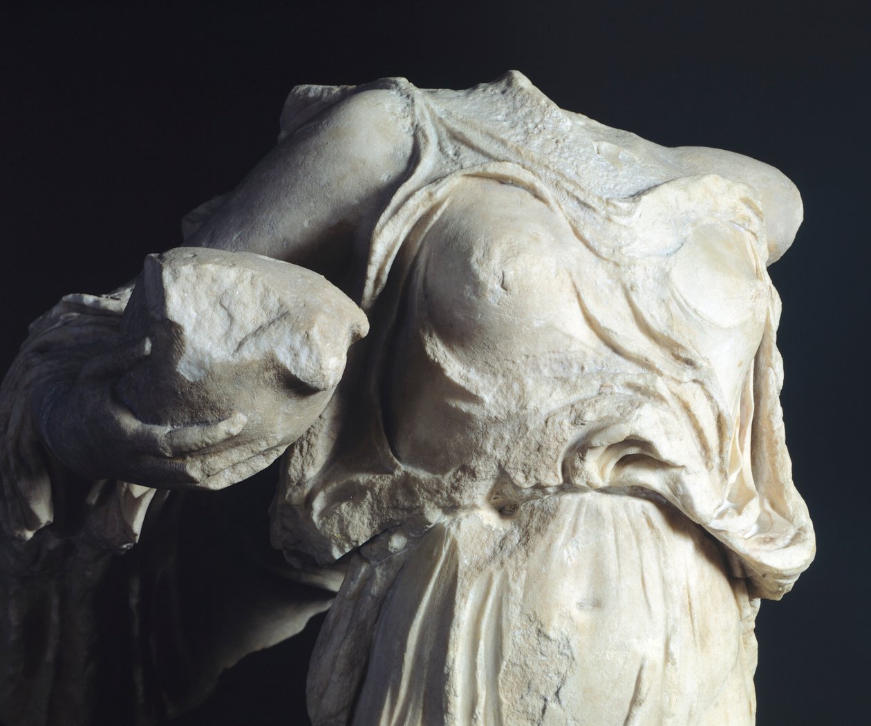 Akroterial figur, skulptur från Asclepius-templet, Epidaurus, Grekland, grekisk civilisation, 400-talet f.Kr. (skulptur) av Greek