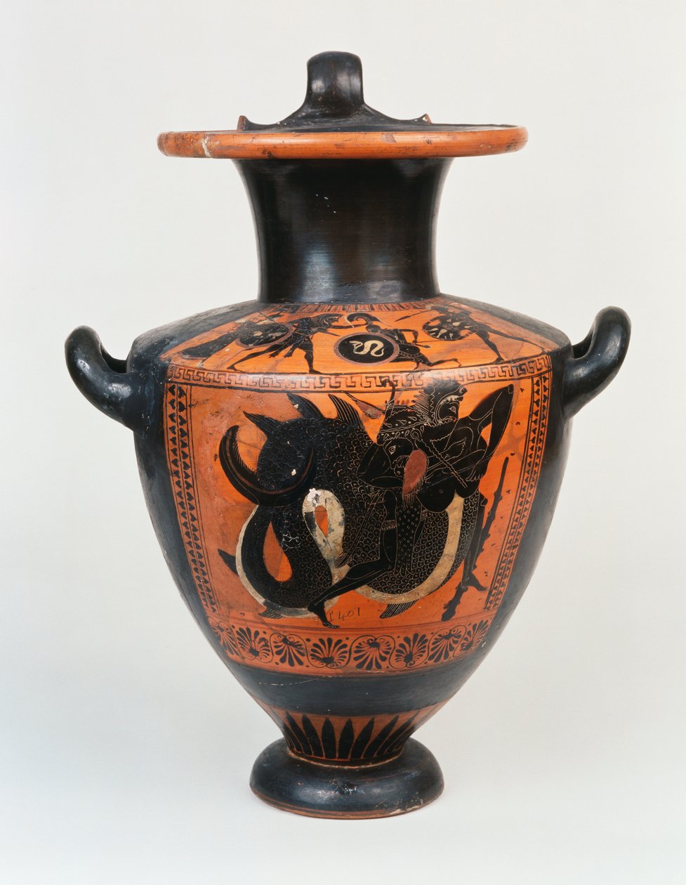 En attisk hydria med svart figur som föreställer Athena och Herakles i strid, och nedanför, Herakles som brottas med Nereos, ca 520 f.Kr. av Greek