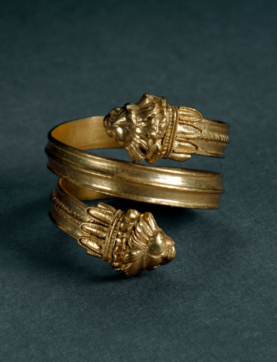 Art of Great Greece: guldring med lejonprotomer. Slutet av 4:e-början 3:e århundradet f.Kr. från Taranto, Italien. Taranto, Museo Archeologico Nazionale av Greek
